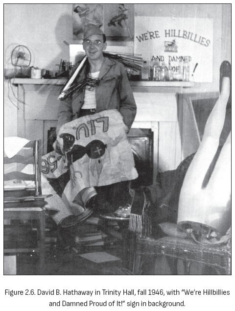 图2.6. David B. Hathaway在Trinity Hall，1946年秋，背景中有”We’re Hillbillies and Damned Proud of It!“的标语