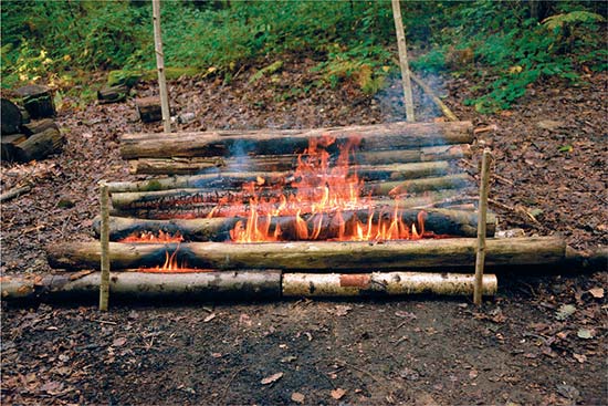 这个长木火堆已被改造成后墙火堆